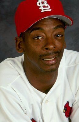 Ancien St. Louis Cardinals centerfielder Willie McGee et son ancien manager  de la renommée du Baseball états Whitey Herzog, regardez McGee's new  placque cardinaux suivants Hall of Fame cérémonies à Saint Louis