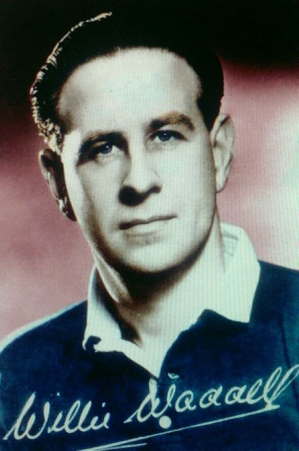 Willie Waddell (defender) Rangers winger Willie Waddell in 1955 GLASGOW RANGERS FC Pinterest