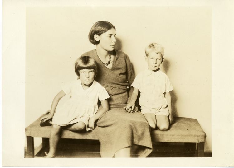 Winifred May de Kok FileWinifred May de Kok 18931969 and her childrenjpg