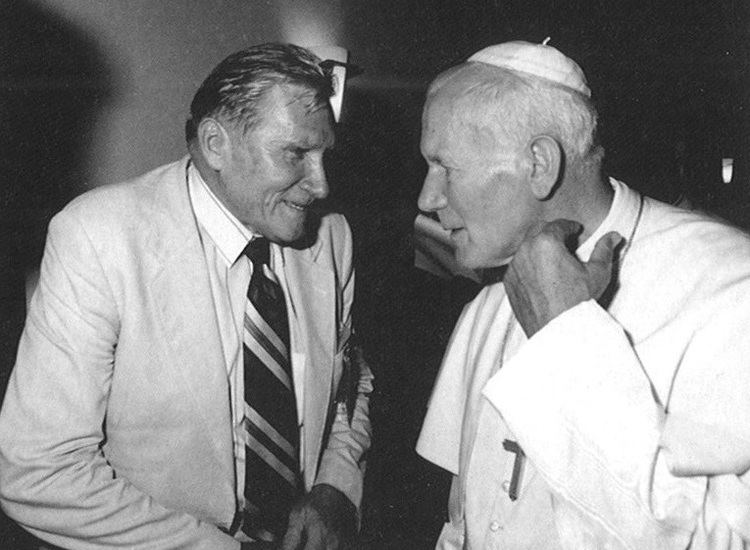 Witold Kieżun FileWitold Kieun and Pope John Paul II in Burundi 1991jpg