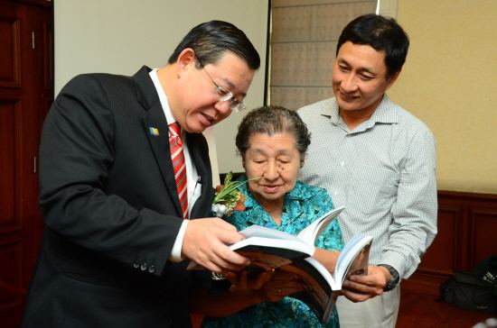 Wong Pow Nee Book on Penang39s first CM launched theSundaily