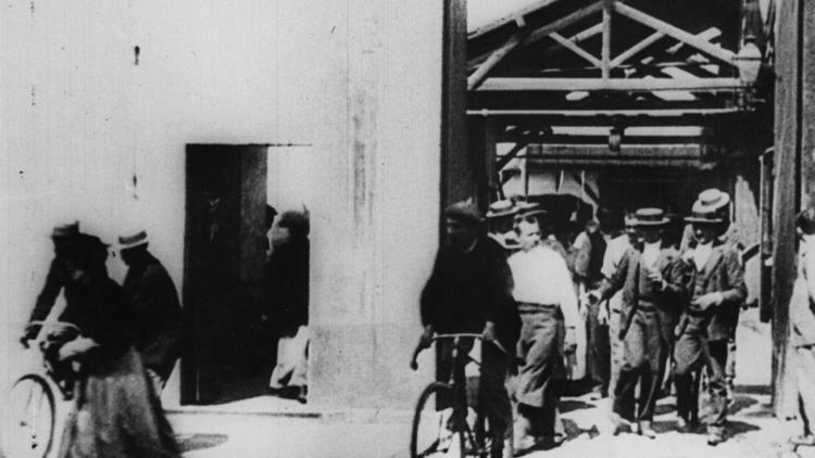Workers Leaving the Lumière Factory Workers Leaving the Lumire Factory 1895 MUBI