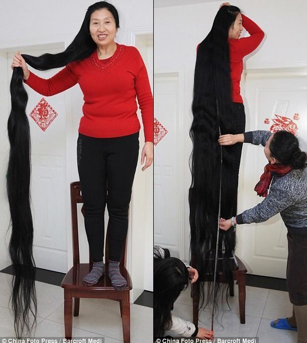 On the left Xie Qiuping smiling and holding her long hair while on the right Xie Qiuping measuring her long hair
