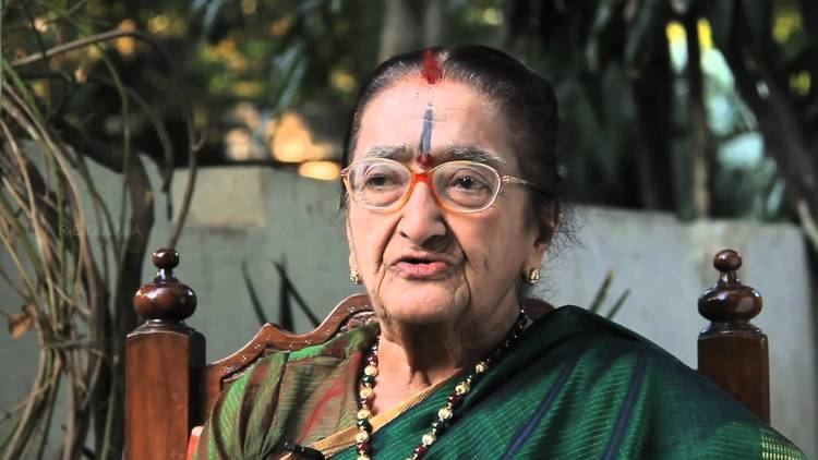 Y. G. Parthasarathy wearing eyeglasses and green dress with touch of color red and brown as she talks about Irukku Aana Illa