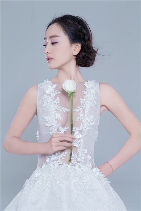 Yang Rong (actress) Cactress Yang Rong Shows Off an Exquisite Wedding Dress Backside in