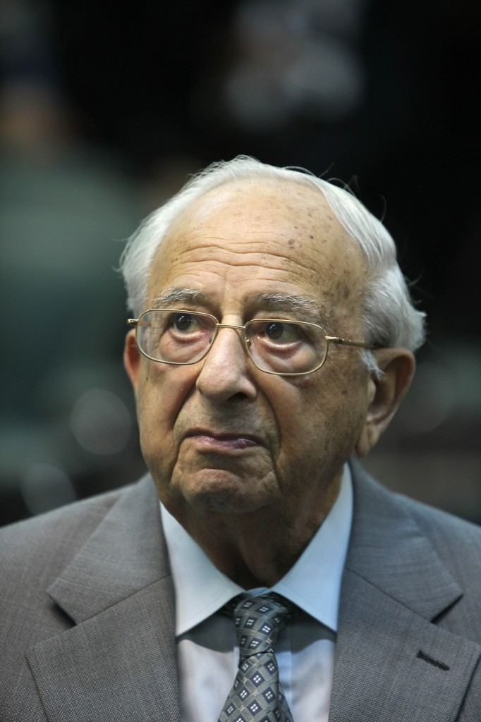 Yitzhak Navon Former president Navon backs Peres for breaking with PM