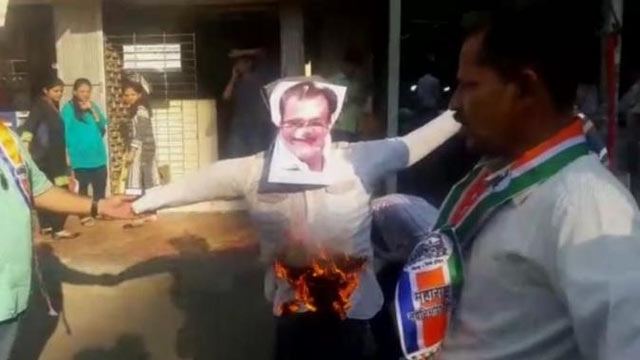 Yogesh Sagar MNS workers burn effigy of BJP MLA in Mumbai after Raj Thackeray