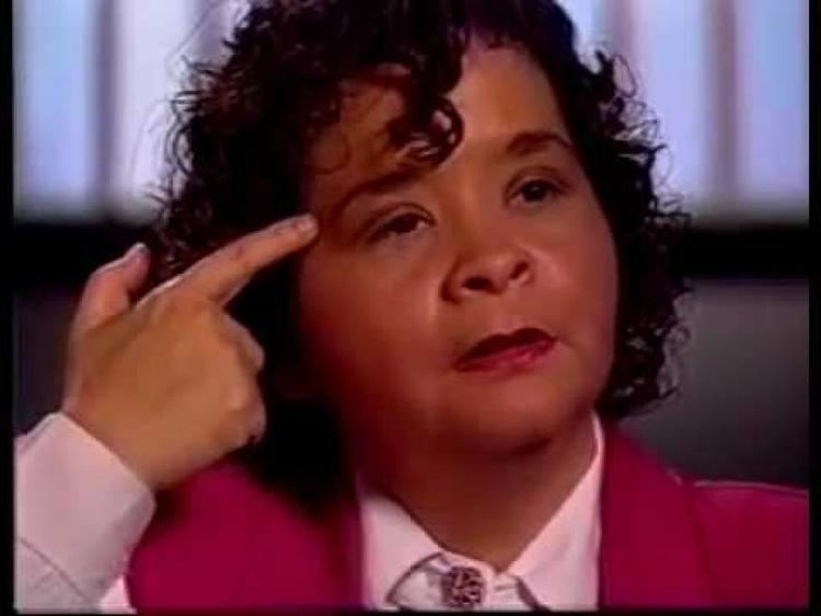 Yolanda Saldívar pointing on her head