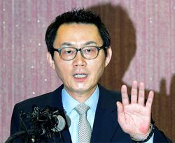 Yoon Chang-jung Sacked Spokesman Admits Groping Interns Buttocks The Chosun