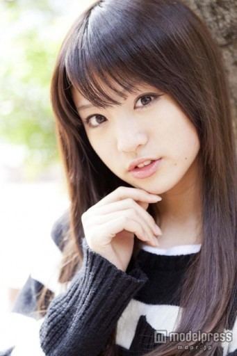 Yuumi Shida posing with her hand in her chin and wearing a black sweatshirt.