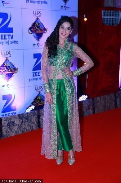 Zee Rishtey Awards In Pics TV celebs add glamour quotient at Zee Rishtey Awards red