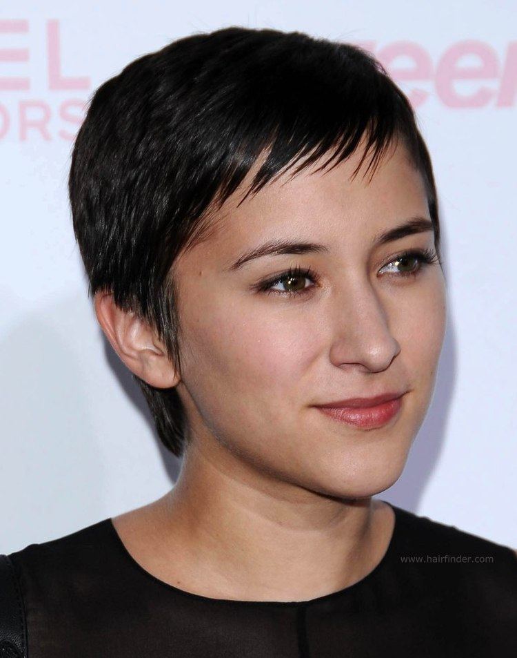 Zelda Williams Zelda Williams Super short black hair with a longer nape