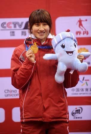 Zhang Qichao Zhang Qichao gana la medalla de oro en patinaje de velocidad