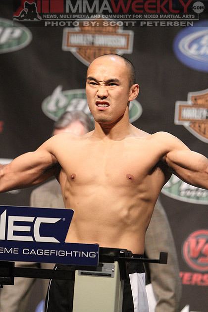 Zhang Tiequan Tiequan Zhang Draws a Krazy Bee at UFC 144 MMAWeeklycom