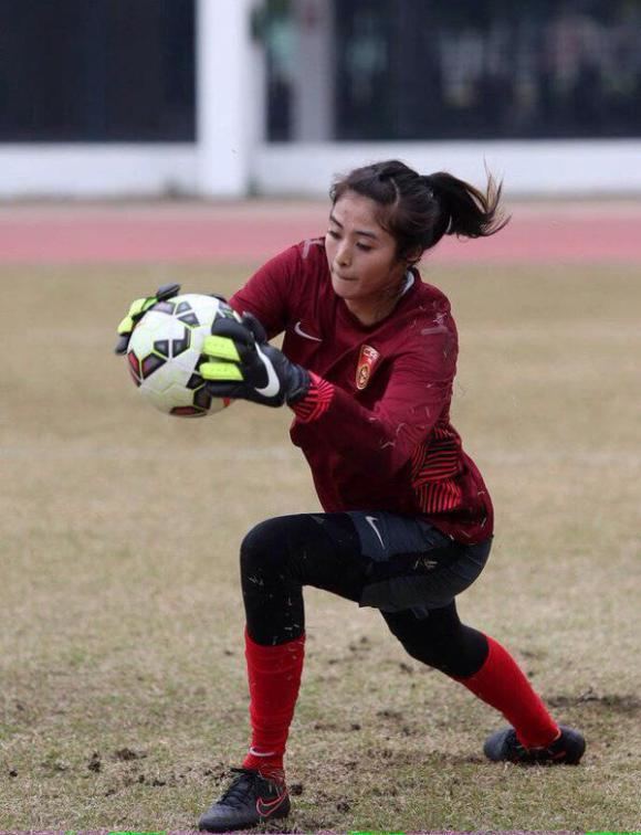 Zhao Lina Beautiful Chinese soccer goalie is a keeper in Japanese