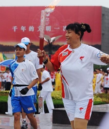 Zheng Haixia Chinas Giantess Crosses Fingers for Basketball Team before Games