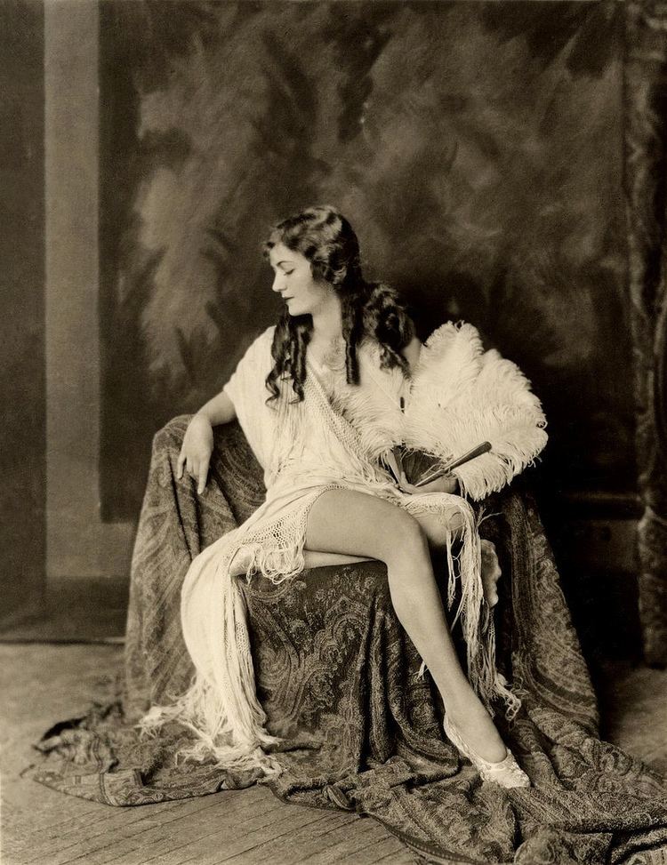 Ziegfeld girl 10 Best images about Ziegfeld Girls on Pinterest Dolores costello